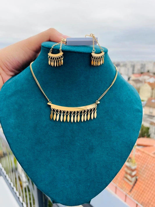 Collier chic et ses boucles